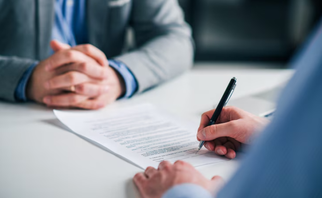 Firma de un contrato mercantil entre dos partes